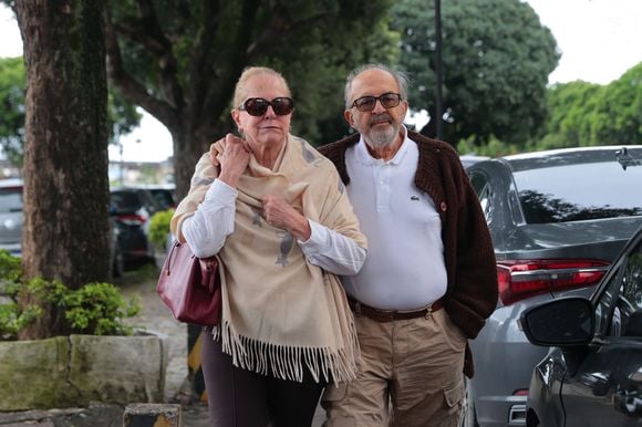 Ao lado de Cláudio Tovar, Lucinha Lins, visivelmnete abalada, esteve no Cemitério Vertical Memorial do Carmo, no Rio de Janeiro, para se despedir de Lua Blanco. A cerimônia aconteceu nesta segunda-feira (19) e reuniu familiares, amigos e artistas que foram prestar suas últimas homenagens à atriz e cantora