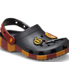 O modelo da Crocs, marca estadunidense de calçados lançada em 2002, aposta em detalhes inspirados na Grifinória para conquistar os fãs da saga