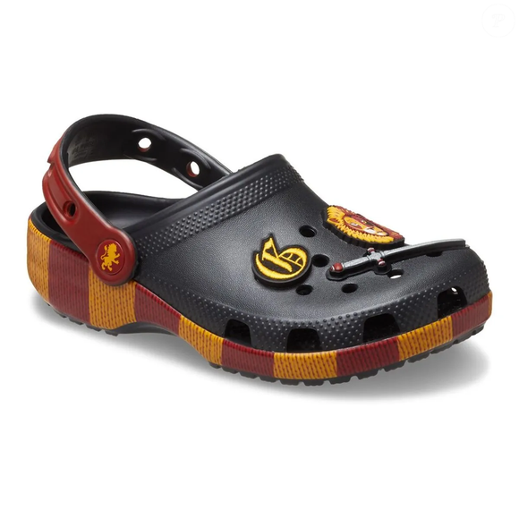 O modelo da Crocs, marca estadunidense de calçados lançada em 2002, aposta em detalhes inspirados na Grifinória para conquistar os fãs da saga