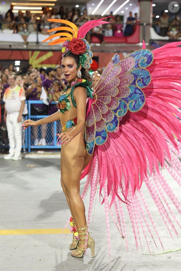 Carnaval 2025: fantasia de Alane Dias conta com uma imensa costeira que representa asas de borboletas