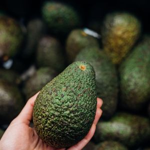 Abacates, ovos e leguminosas, como lentilhas, grão-de-bico e feijão, são excelentes fontes de vitaminas do complexo B, que contribuem para o bom funcionamento psicológico