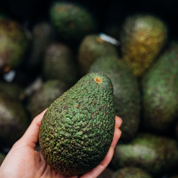 Abacates, ovos e leguminosas, como lentilhas, grão-de-bico e feijão, são excelentes fontes de vitaminas do complexo B, que contribuem para o bom funcionamento psicológico