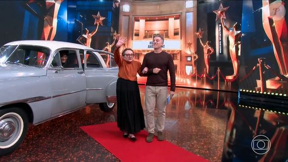 Tânia Maria foi recebida por Luciano Huck com um tapete vermelho