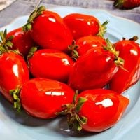 Morango do amor: diabetes, acne e fratura nos dentes estão entre os perigos do consumo excessivo do doce do momento