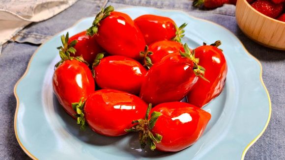 Morango do amor: diabetes, acne e fratura nos dentes estão entre os perigos do consumo excessivo do doce do momento