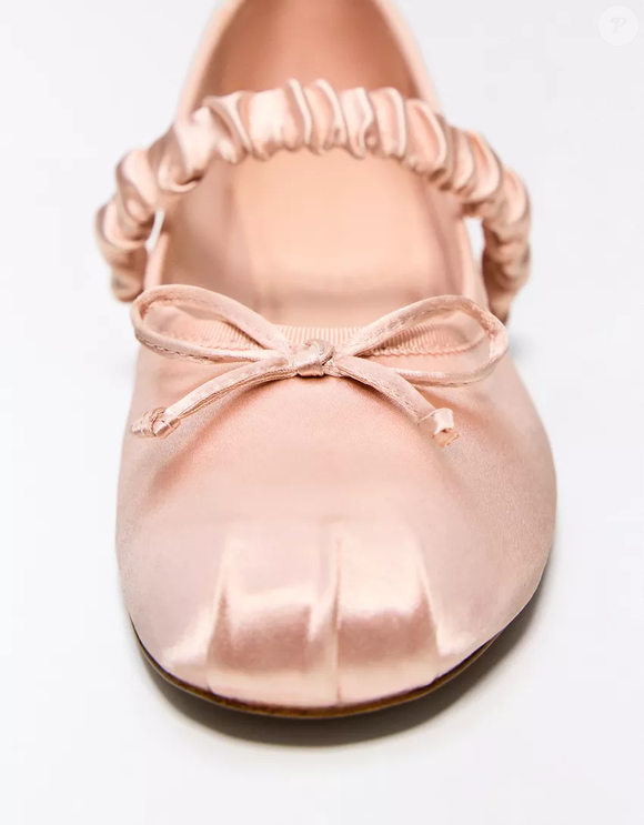 A tira franzida sobre o peito do pé é um dos destaques da sapatilha de cetim rosa da Bershka. O detalhe acrescenta volume ao design e reforça a inspiração vintage do calçado, que custa menos de R$ 200 e combina referências clássicas com elementos contemporâneos