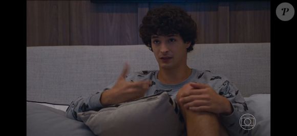 Cena do capítulo de quinta-feira (3) de 'Vale Tudo' reacende debate sobre a sexualidade de Tiago