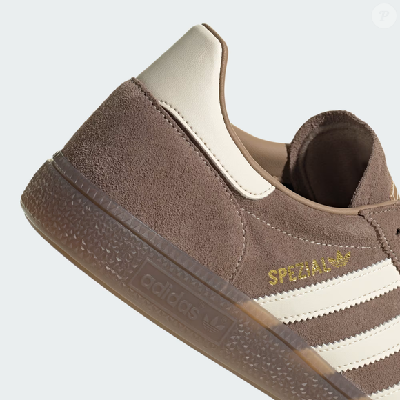 Disponível por R$ 799,99 no site oficial da Adidas até o fechamento desta matéria, o Handball Spezial confirma que clássicos atemporais continuam sendo excelentes investimentos de estilo