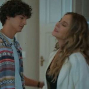 Tiago (Pedro Waddington) descobre que Helena (Paolla Oliveira) colocou fogo na casa com ele dentro na novela Vale Tudo