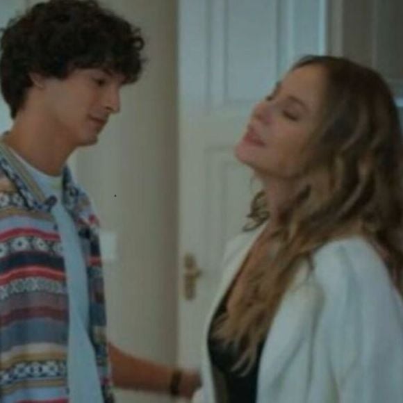 Tiago (Pedro Waddington) descobre que Helena (Paolla Oliveira) colocou fogo na casa com ele dentro na novela Vale Tudo