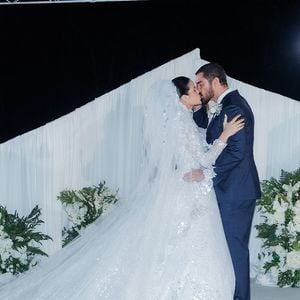 Luana Sales apostou em um visual tradicional para o altar, com vestido de noiva cintilante e véu com acabamento em renda floral