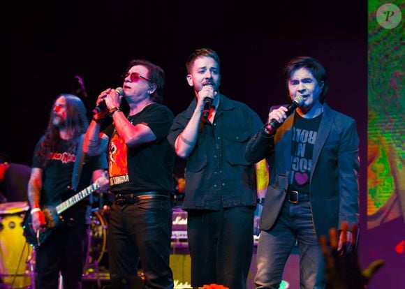 Chitãozinho & Xororó ao lado de Junior Lima, sobrinho e filho dos cantores, em show