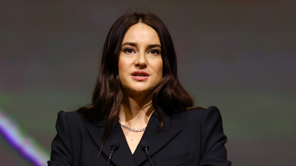 Em 2010 e anos antes de 'A Culpa é das Estrelas', Shailene Woodley fundou uma ONG para capacitar jovens em responsabilidade ambiental; nove anos depois, atriz se aliou a marcas globais para combater as toneladas de plástico poluidor nos oceanos