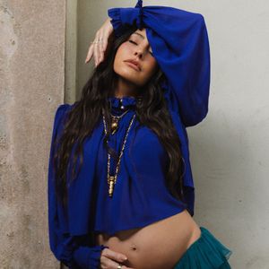 Sabrina Sato apostou na estética boho chic em um ensaio na última terça-feira (18), usando um conjunto da grife francesa Chloé com blusa cropped azul bic de mangas longas e bufantes e saia verde petróleo de babados
