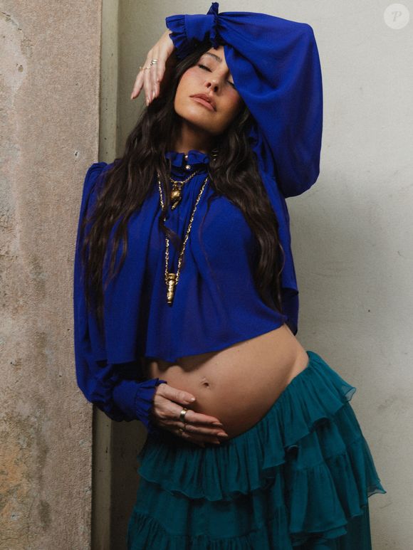 Sabrina Sato apostou na estética boho chic em um ensaio na última terça-feira (18), usando um conjunto da grife francesa Chloé com blusa cropped azul bic de mangas longas e bufantes e saia verde petróleo de babados