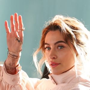 'Minha versão mais jovem, mais do que qualquer pessoa', afirmou Paris Jackson ao explicar quem considera ter decepcionado. A declaração revelou uma reflexão profunda da cantora sobre o próprio passado e as experiências que enfrentou