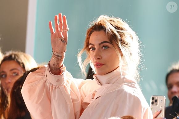 'Minha versão mais jovem, mais do que qualquer pessoa', afirmou Paris Jackson ao explicar quem considera ter decepcionado. A declaração revelou uma reflexão profunda da cantora sobre o próprio passado e as experiências que enfrentou