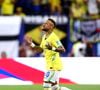 Neymar não foi levado por nave especial, mas voltou a jogar pelo Brasil na partida contra a Escócia