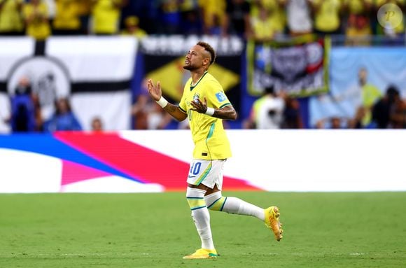 Neymar não foi levado por nave especial, mas voltou a jogar pelo Brasil na partida contra a Escócia