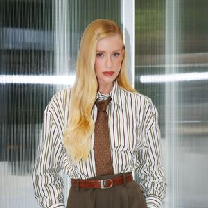 Combine um blazer com calça jeans ou use uma camisa social com uma saia de couro ou cargo. A mistura entre o sofisticado e o urbano é essencial para modernizar a proposta.