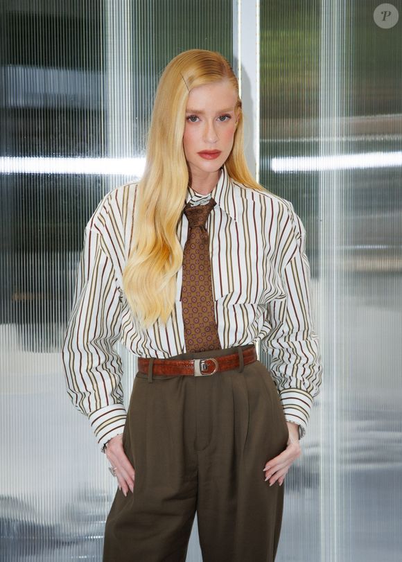 Combine um blazer com calça jeans ou use uma camisa social com uma saia de couro ou cargo. A mistura entre o sofisticado e o urbano é essencial para modernizar a proposta.