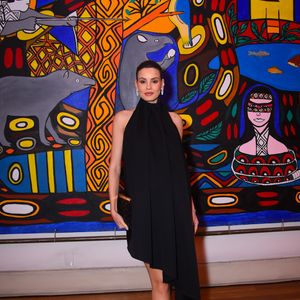 Grávida, Camila Queiroz investiu no all black para o evento de gala