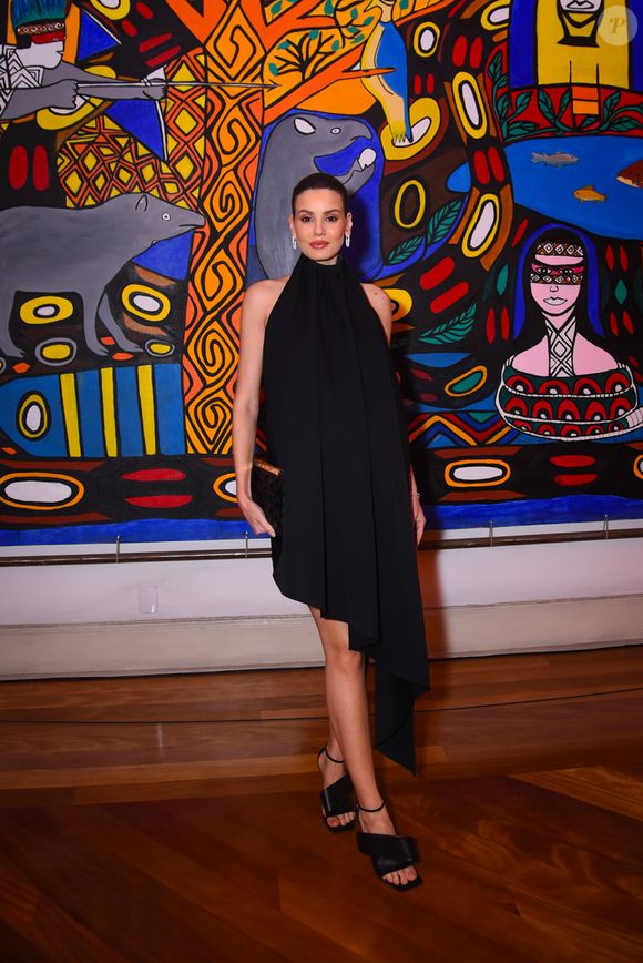 Grávida, Camila Queiroz investiu no all black para o evento de gala