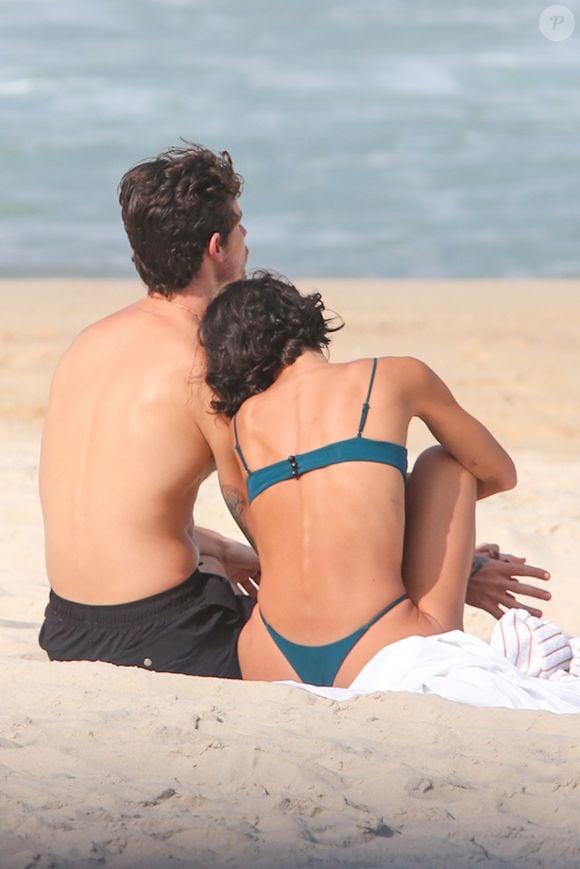 Bruna Marquezine e Shawn Mendes: namoro dos famosos em praia do Rio