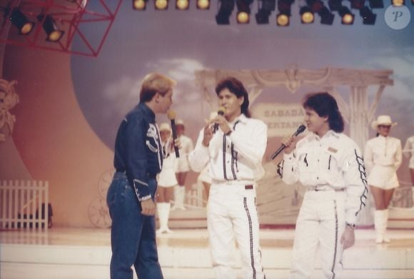 Gian e Giovani estouraram nas paradas de sucesso nos anos 1990 - na foto, dupla visita Gugu Liberato no 'Sabadão Sertanejo'