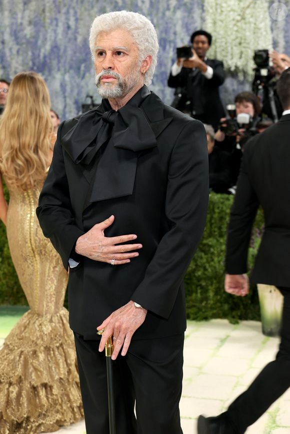 Vovô Bad Bunny? O cantor porto-riquenho chega ao Met Gala 2026 em uma versão envelhecida, com próteses hiper-realistas assinadas por Mike Marino. Em sintonia com o tema, o artista vestiu um terno sob medida em colaboração com a Zara, arrematado por uma gravata em formato de laço