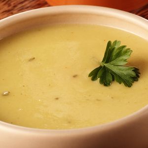 O modo de preparo da sopa é simples e envolve uma panela só, rendendo 4 porções