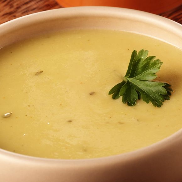 O modo de preparo da sopa é simples e envolve uma panela só, rendendo 4 porções