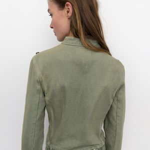 A tendência “napoleônica” ganhou força em 2026 e a Zara apostou em um casaco verde estruturado que mistura glamour, nostalgia e informação de moda por R$ 399,00