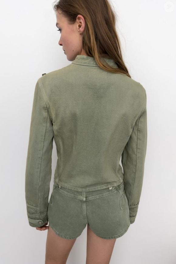 A tendência “napoleônica” ganhou força em 2026 e a Zara apostou em um casaco verde estruturado que mistura glamour, nostalgia e informação de moda por R$ 399,00