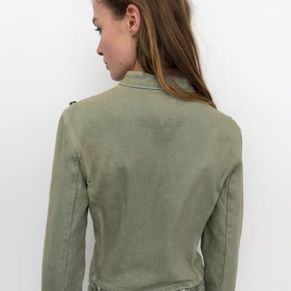 A tendência “napoleônica” ganhou força em 2026 e a Zara apostou em um casaco verde estruturado que mistura glamour, nostalgia e informação de moda por R$ 399,00