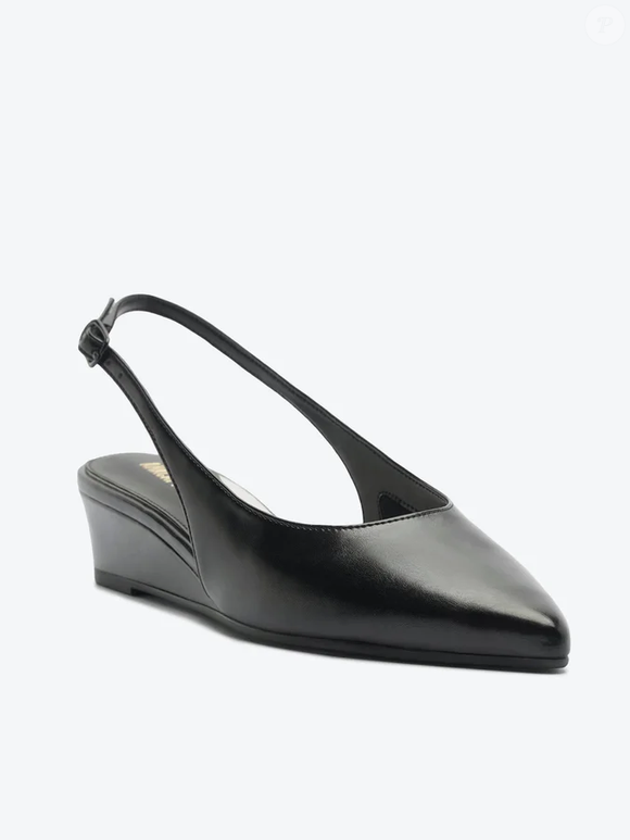 Para quem procura uma alternativa mais confortável, o modelo preto de couro da Anacapri aposta no formato slingback com salto em cunha. O sapato custa R$ 269,90