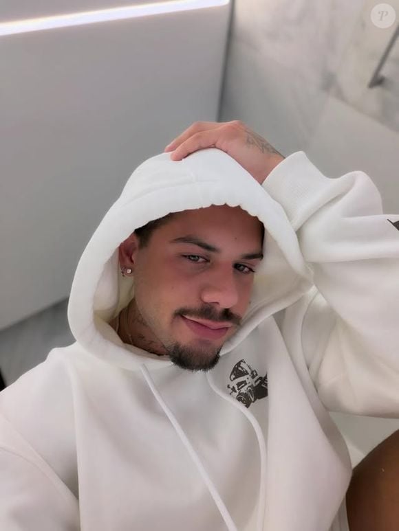 Zé Felipe disse em um show que mandaria flores para as duas ex