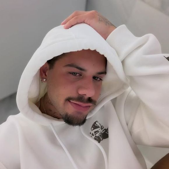 Zé Felipe disse em um show que mandaria flores para as duas ex