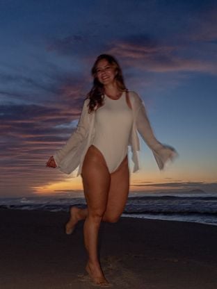 Paolla Oliveira arranca elogios em fotos de maiô ao comemorar 44 anos