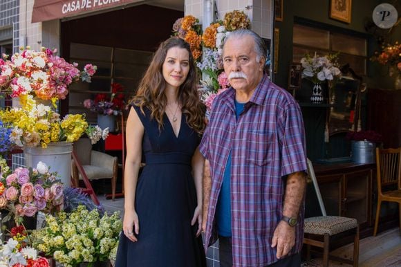Francesca (Nathalia Dill) avisa a Otoniel (Tony Ramos) que Heitor (Renato Góes) está vivo.