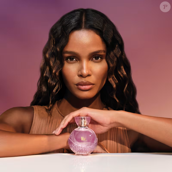 O segredo de Liz D'Essence está na exclusiva Base de Laire Íris Nobre, que une Óleo da Íris Absoluta maturado por seis anos ao Vetiver de Madagascar. Uma combinação rara que eleva o amadeirado feminino a outro patamar