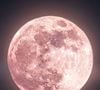 A chamada 'Lua Rosa' ilumina o céu no dia 1º de abril e, apesar do nome curioso, o satélite natural da Terra não muda de cor