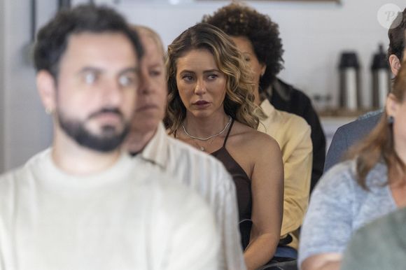 Heleninha (Paolla Oliveira) assume seu alcoolismo e dá seu depoimento em reunião no Alcoólicos Anônimos