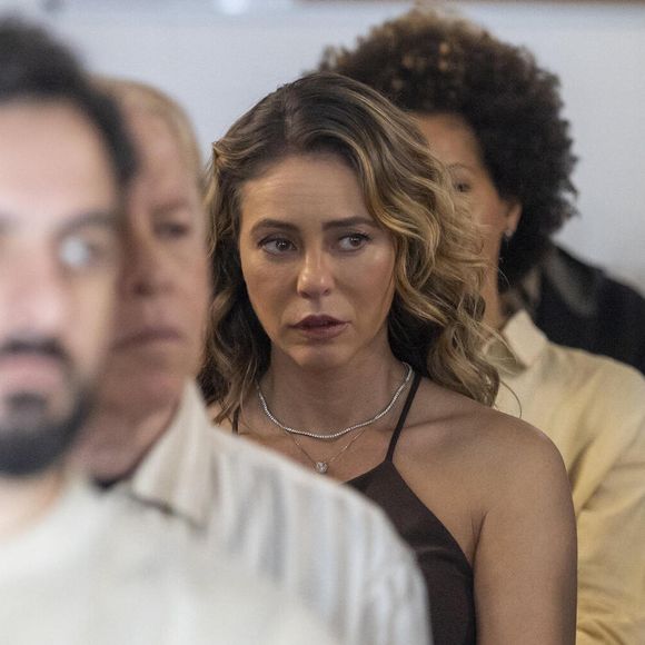 Heleninha (Paolla Oliveira) assume seu alcoolismo e dá seu depoimento em reunião no Alcoólicos Anônimos