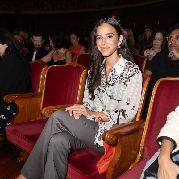 Bruna Marquezine aposta em look sofisticado e silencioso para evento de "Vitória"