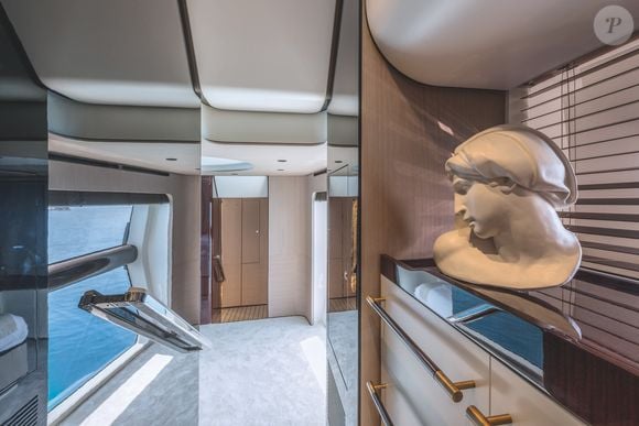 Azimut Grande 27 Metri, iate de Cristiano Ronaldo, aposta em janelas panorâmicas e integração dos ambientes