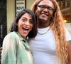 Liniker participa da reta final da novela 'Garota do Momento'. A cantora tira foto com Carol Castro nos Estúdios Globo