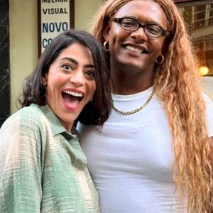 Liniker participa da reta final da novela 'Garota do Momento'. A cantora tira foto com Carol Castro nos Estúdios Globo