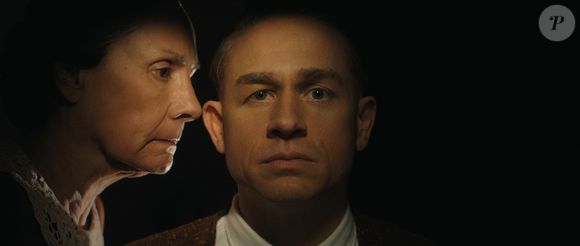 Ed Gein ficou perturbado após a morte da mãe, Augusta Gein, e passou a ter alucinações, acreditando que a mãe ainda estava viva em casa