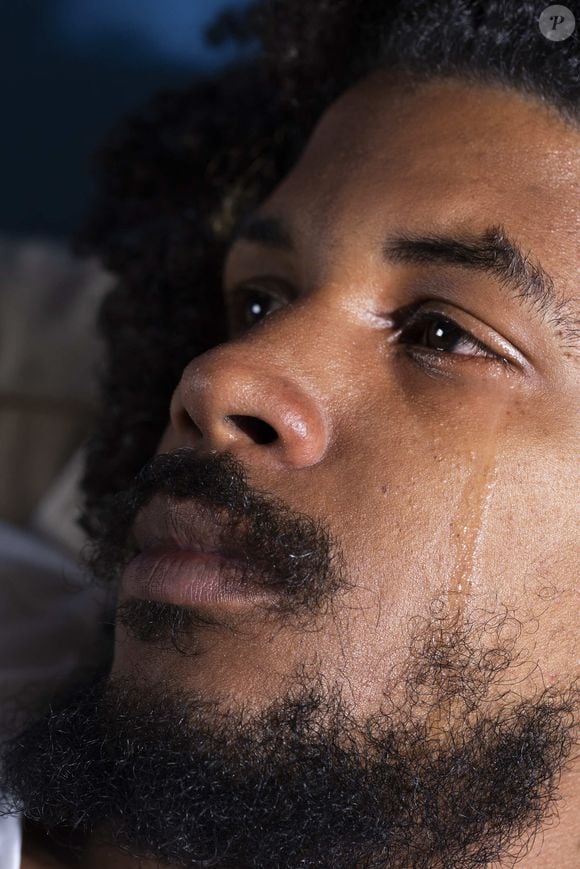 Segundo a psicologia, algumas pessoas sente a emoção, mas não deixam transparecer no rosto, na voz ou nos gestos